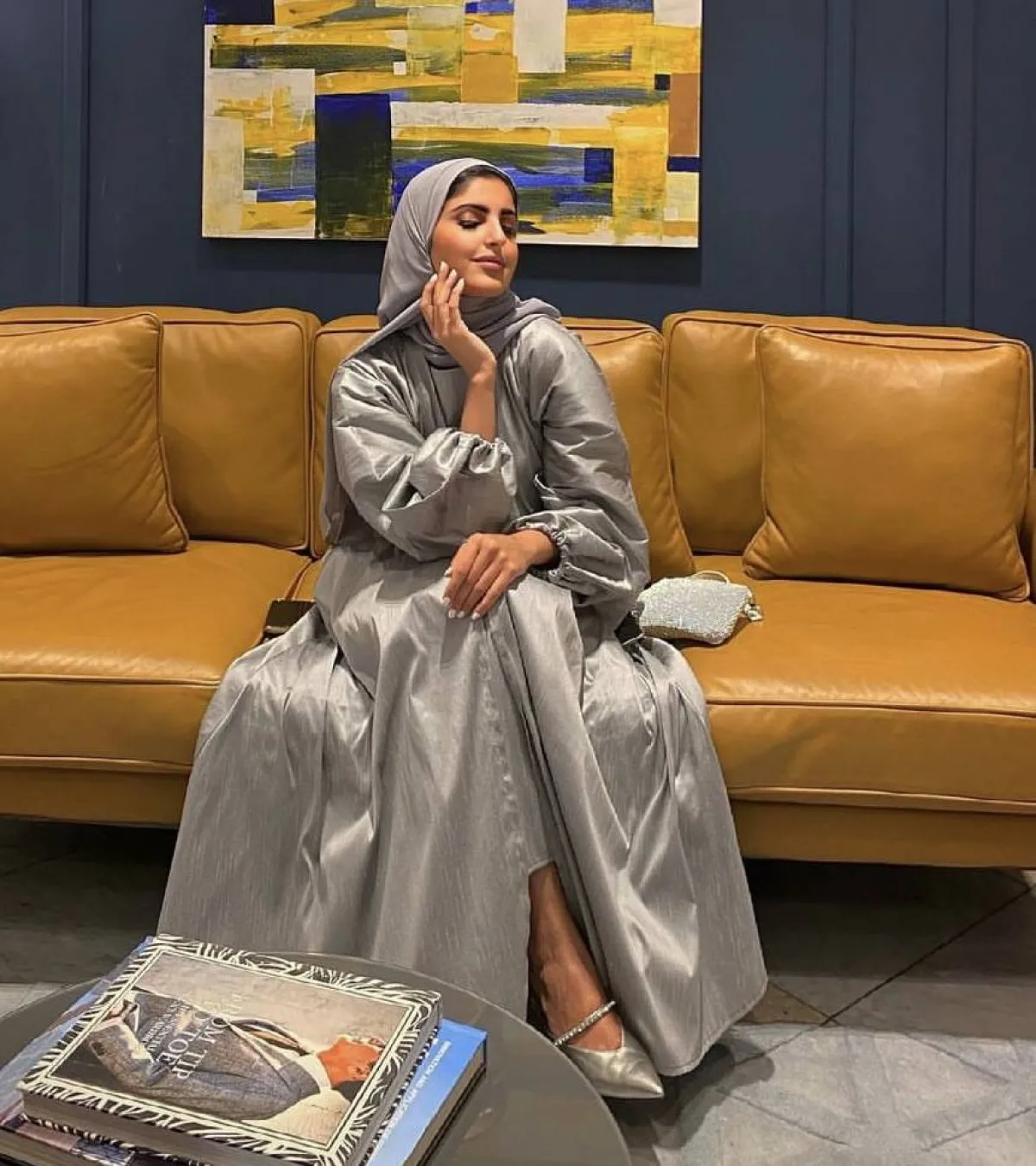 راف العتيبي بعباية الرمادي الميتاليك