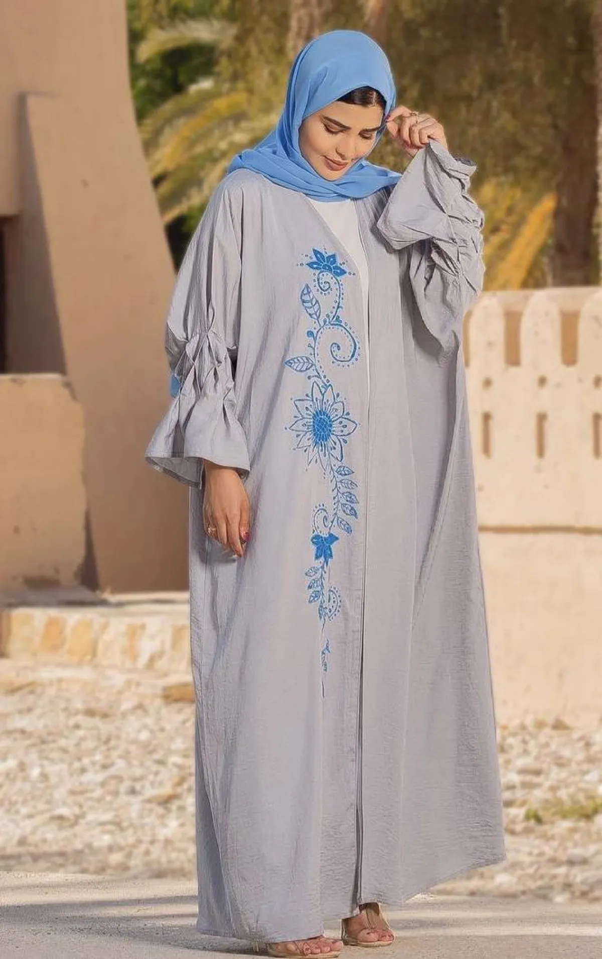 حوراء الفارسي بعباية رمادية مطرزة