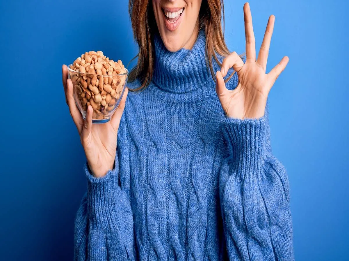 صورة لامرأة تحمل طبقاً يحتوي على الفول السوداني