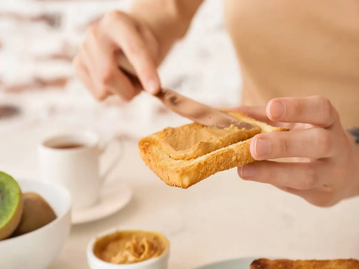 صورة لامرأة تتناول زبدة الفول السوداني