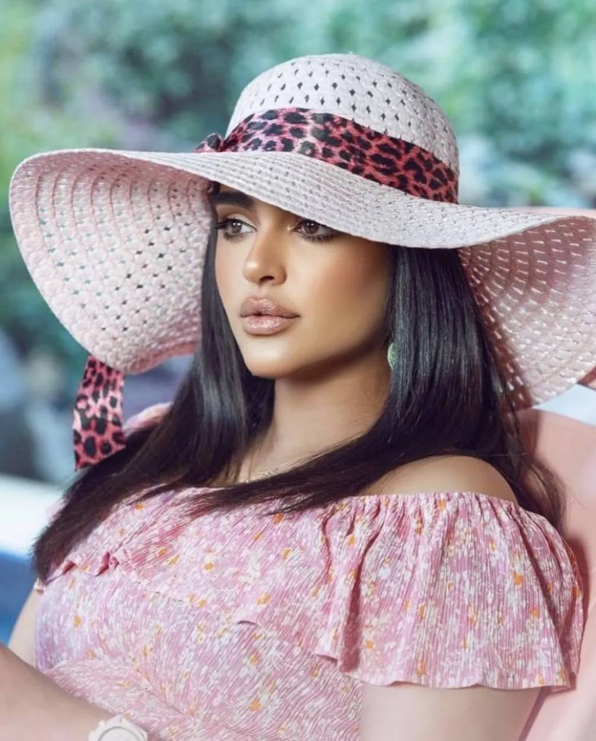 مكياج ترابي من ليالي دهراب -الصورة من حسابها على الانستغرام