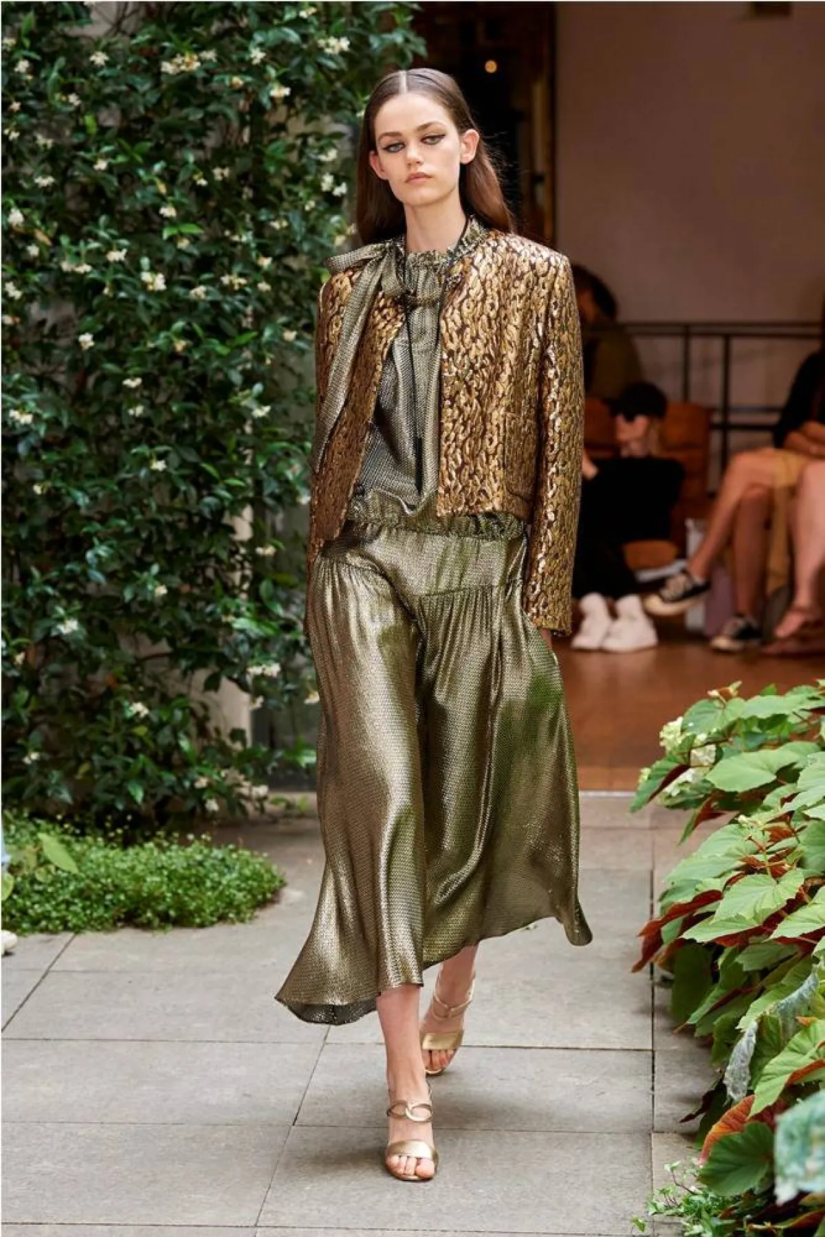 موديلات جاكيتات  رسمية قصيرة من عروض خريف 2022 من جولي دي ليبران Julie De Libran