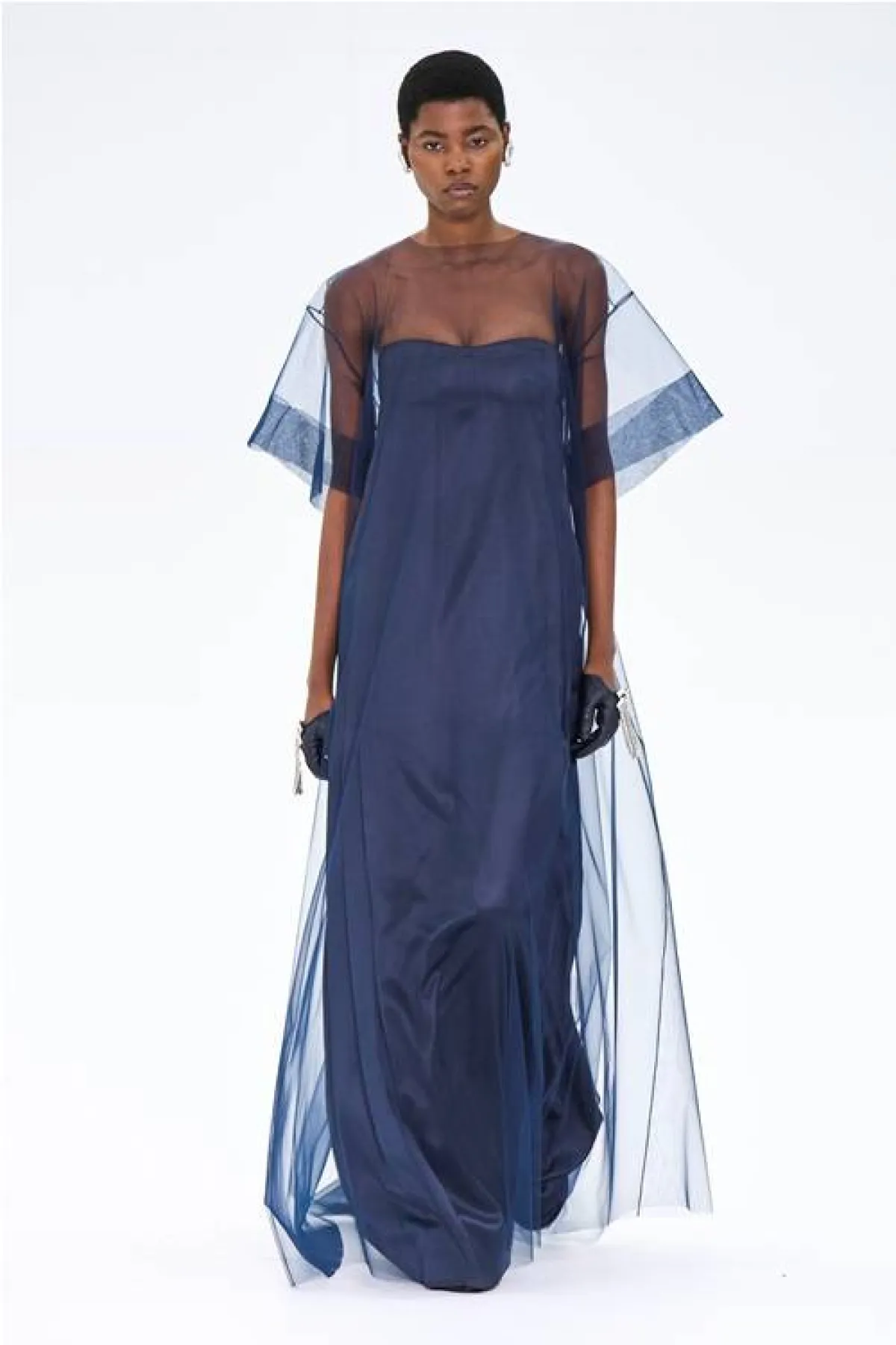 فستان خطوبة باللون الكحلي من فندي Fendi