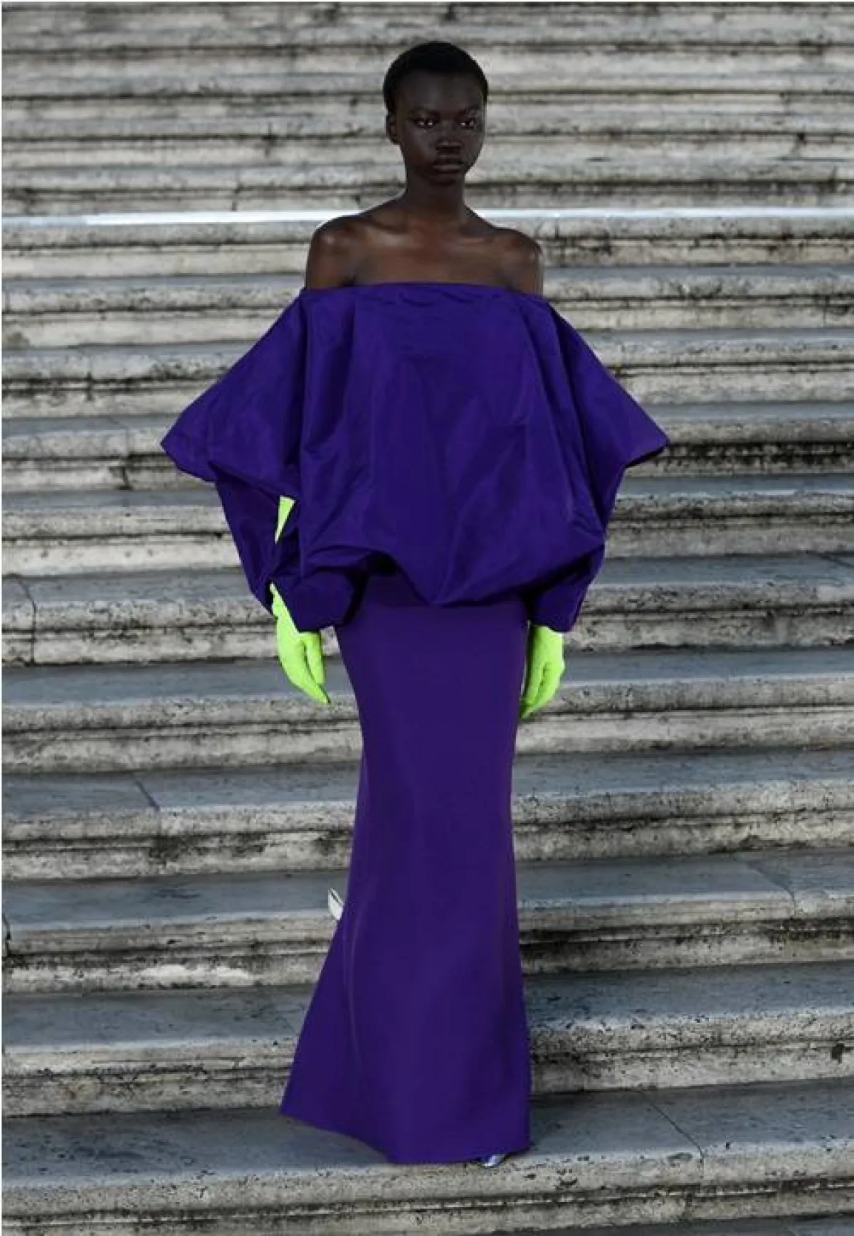 فستان خطوبة باللون الكحلي من فالنتينو Valentino