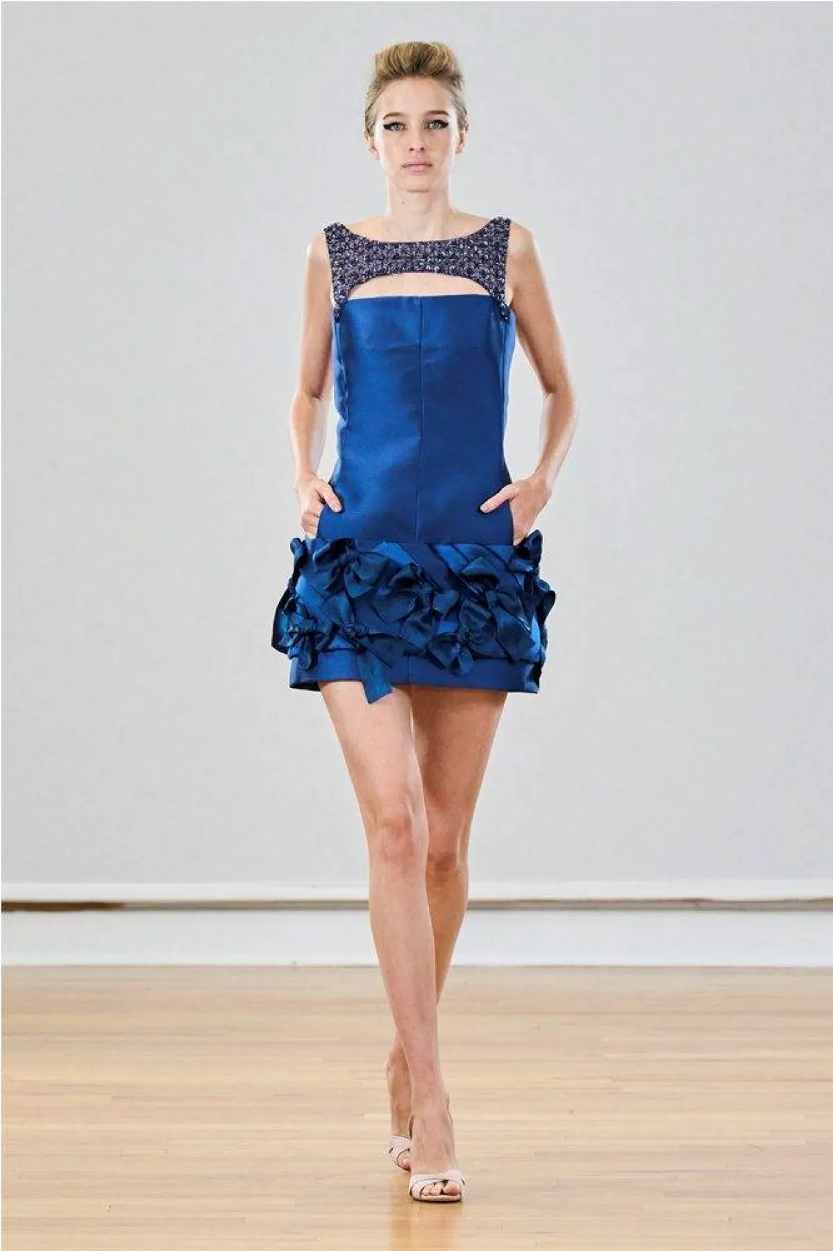 موديلات فساتين خطوبة باللون الكحلي لخريف 2022 من رامي العلي Rami Al Ali