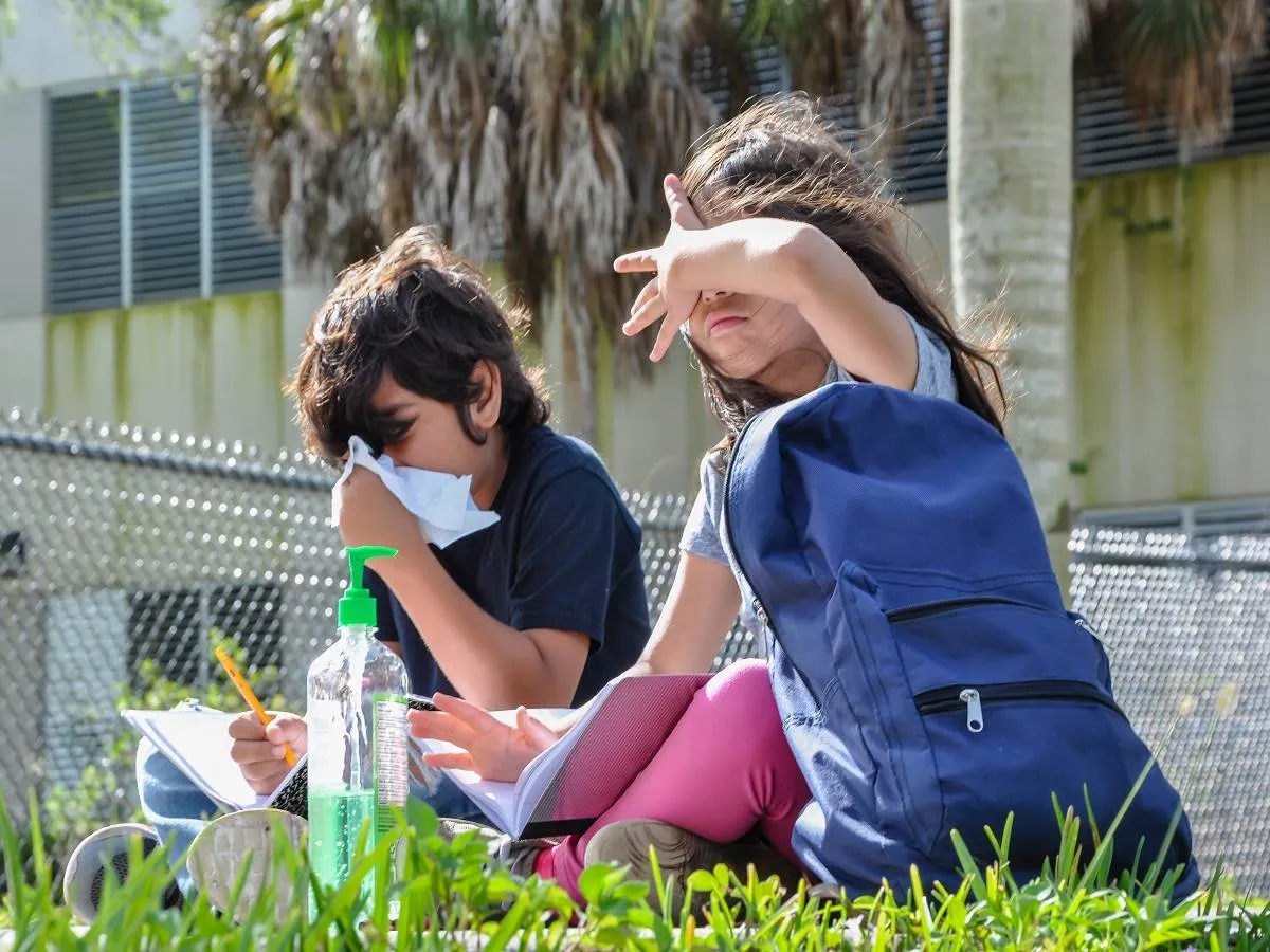 صورة لأطفال يجلسون في حديقة