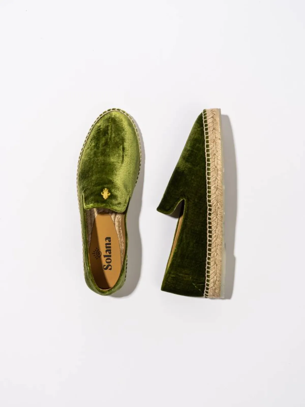 - حذاء Vivarini espadrille الذي أصدرته ياسمين إدريس بمناسبة اليوم الوطني