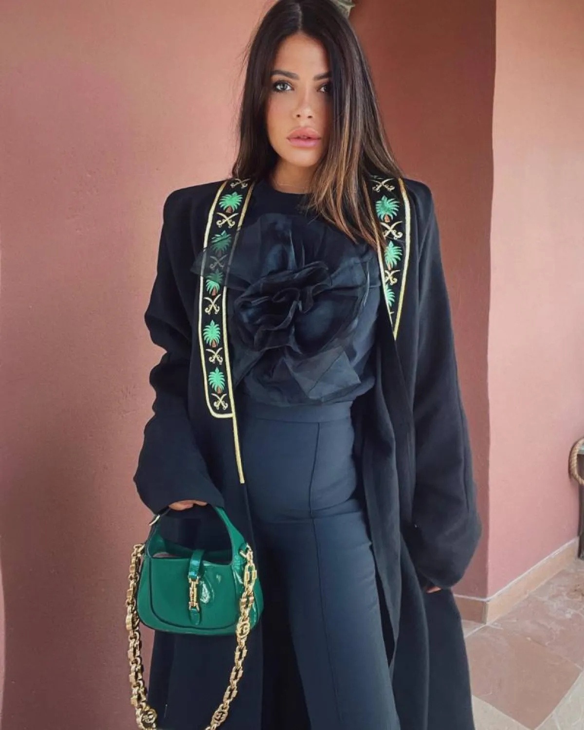 ليدي فوزازا بإطلالة عصرية باللون الأسود 