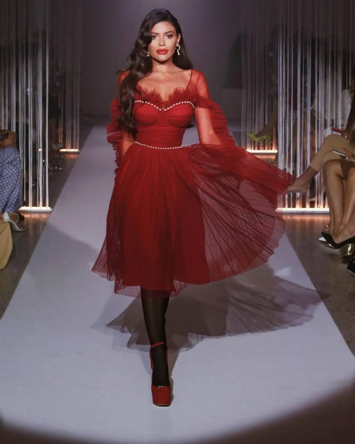 ليدي فوزازا بفستان باللون الأحمر 