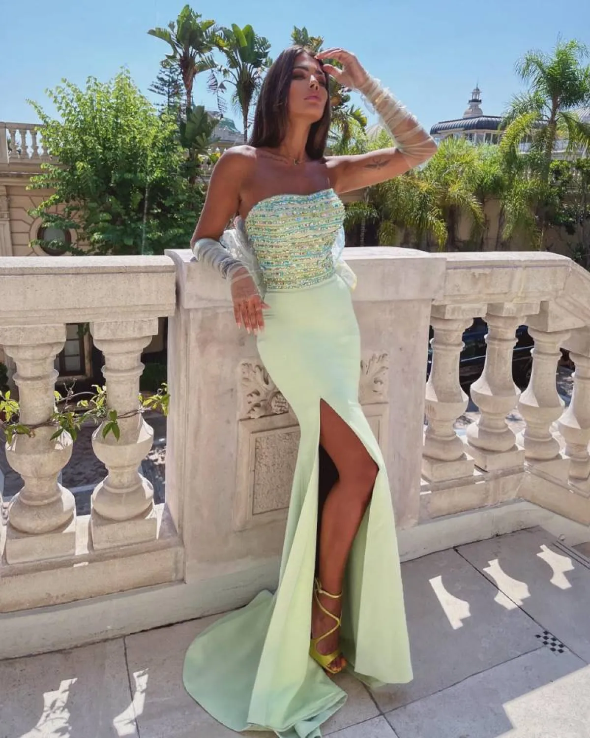 ليدي فوزازا بفستان طويل باللون الأخضر 