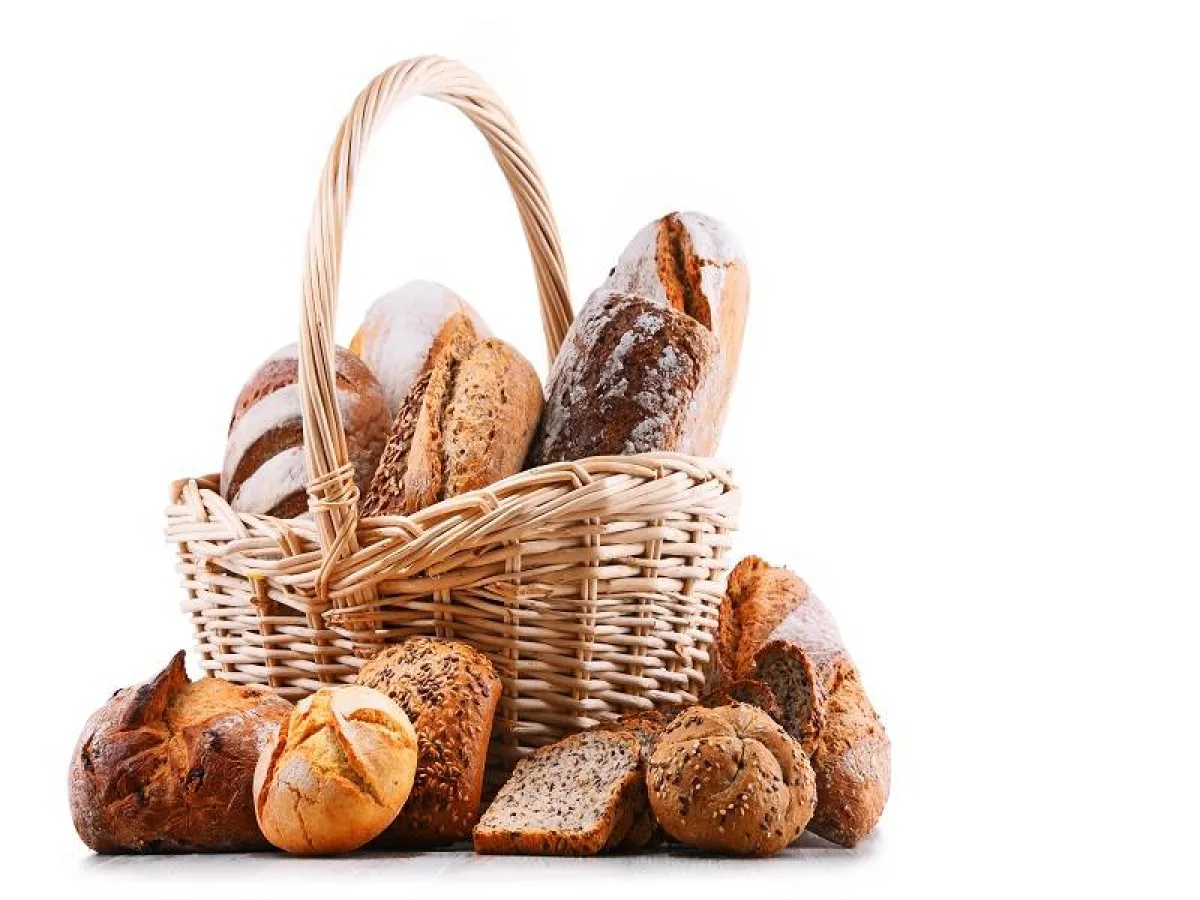 الخبز يُصنع من القمح المكرر الذي تم تجريده من معظم الألياف والمواد الغذائية مما يتسبب في ارتفاع السكر