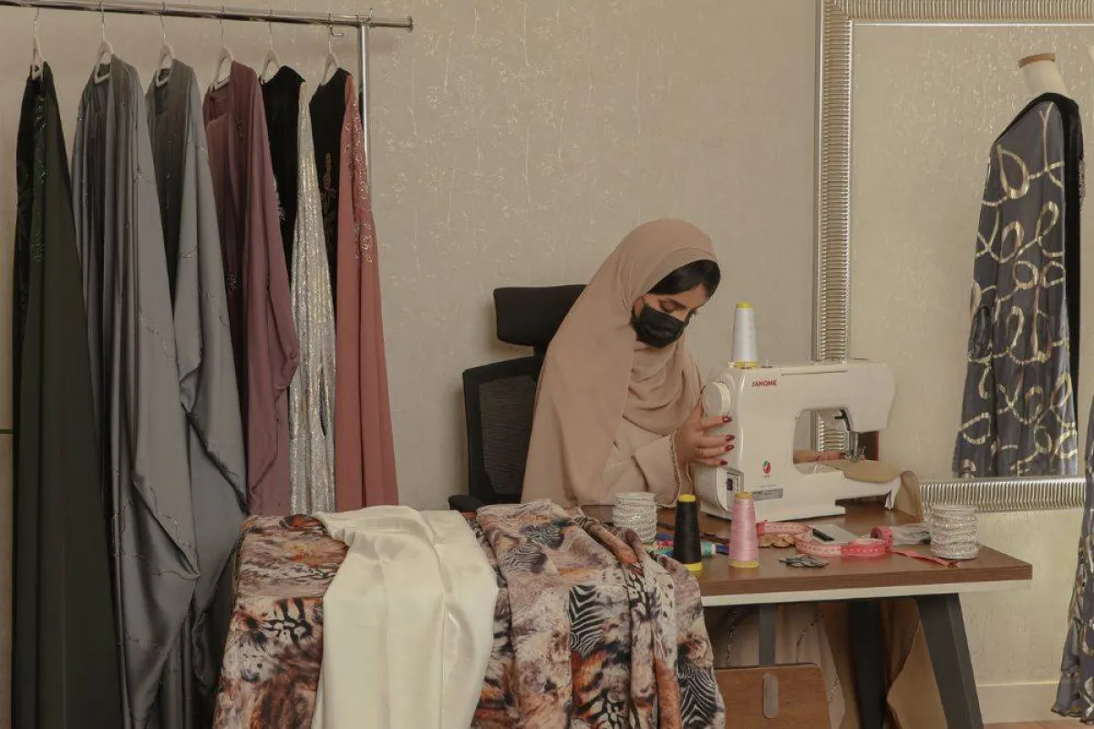 تظهر الصورة شخصية المصممة