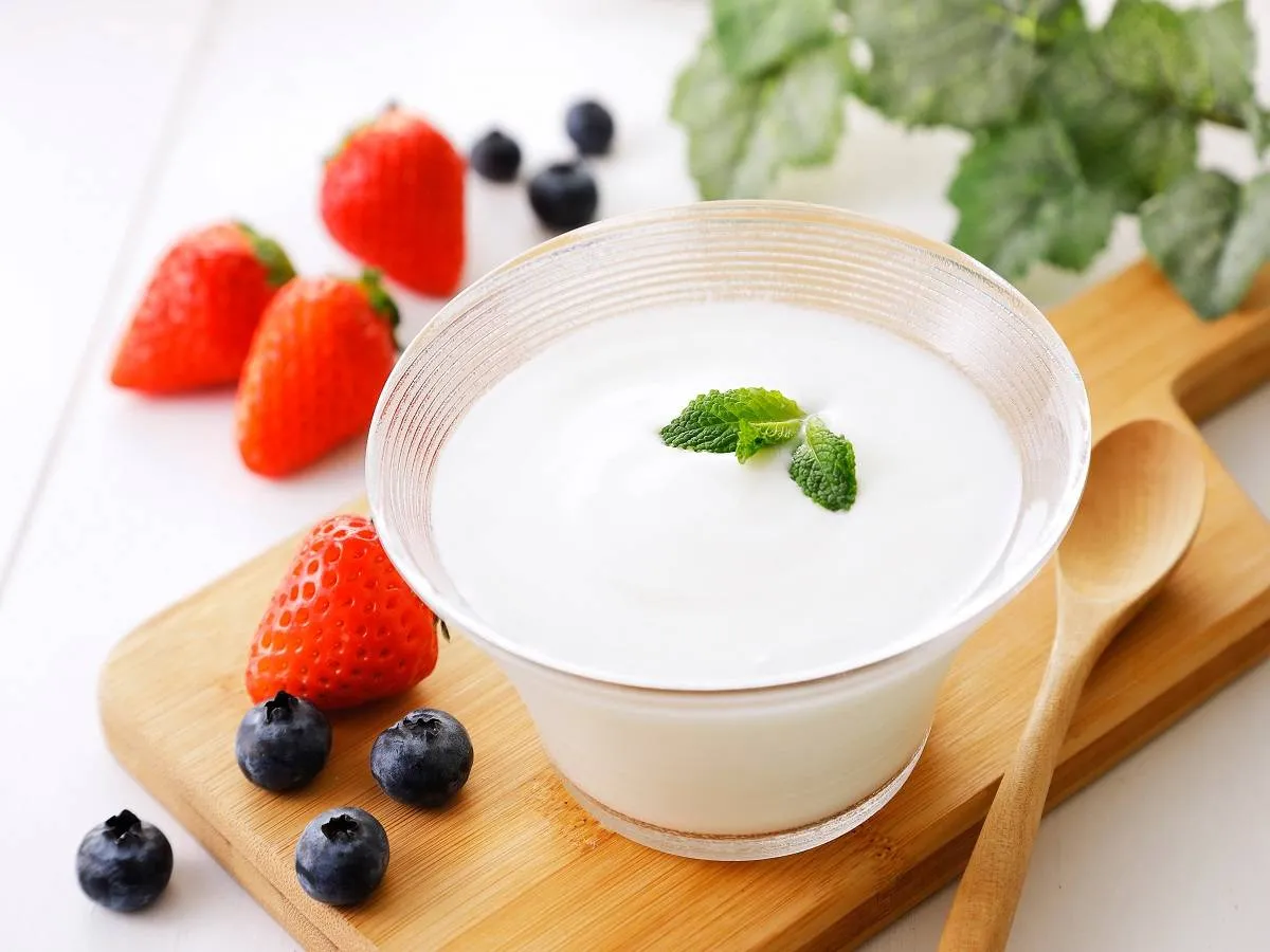 صورة لطبق يحتوى على الزبادي