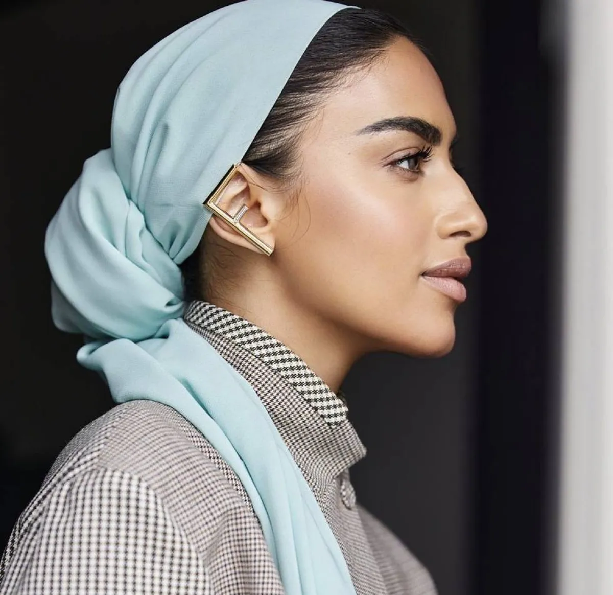 تنسيق الأقراط الضخمة من فندي Fendi مع الحجاب