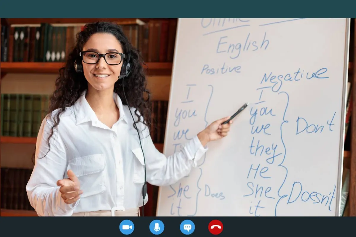 صورة لمعلمة لطيفة