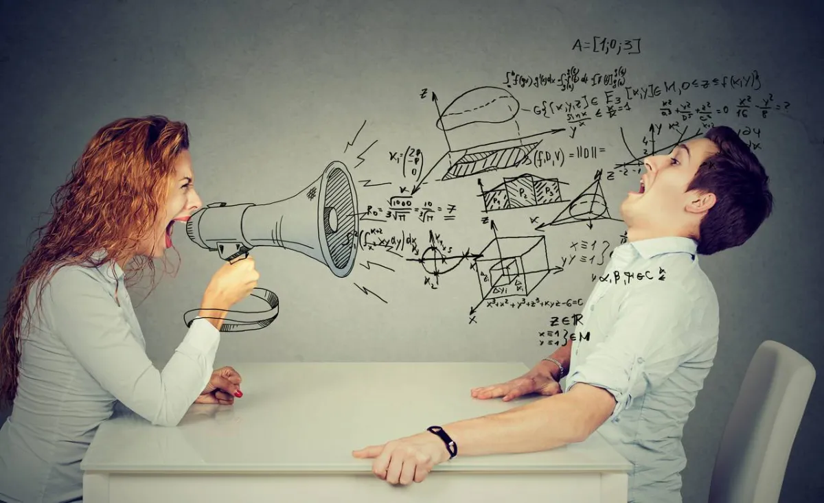 صورة لمعلمة تصرخ في طالبها