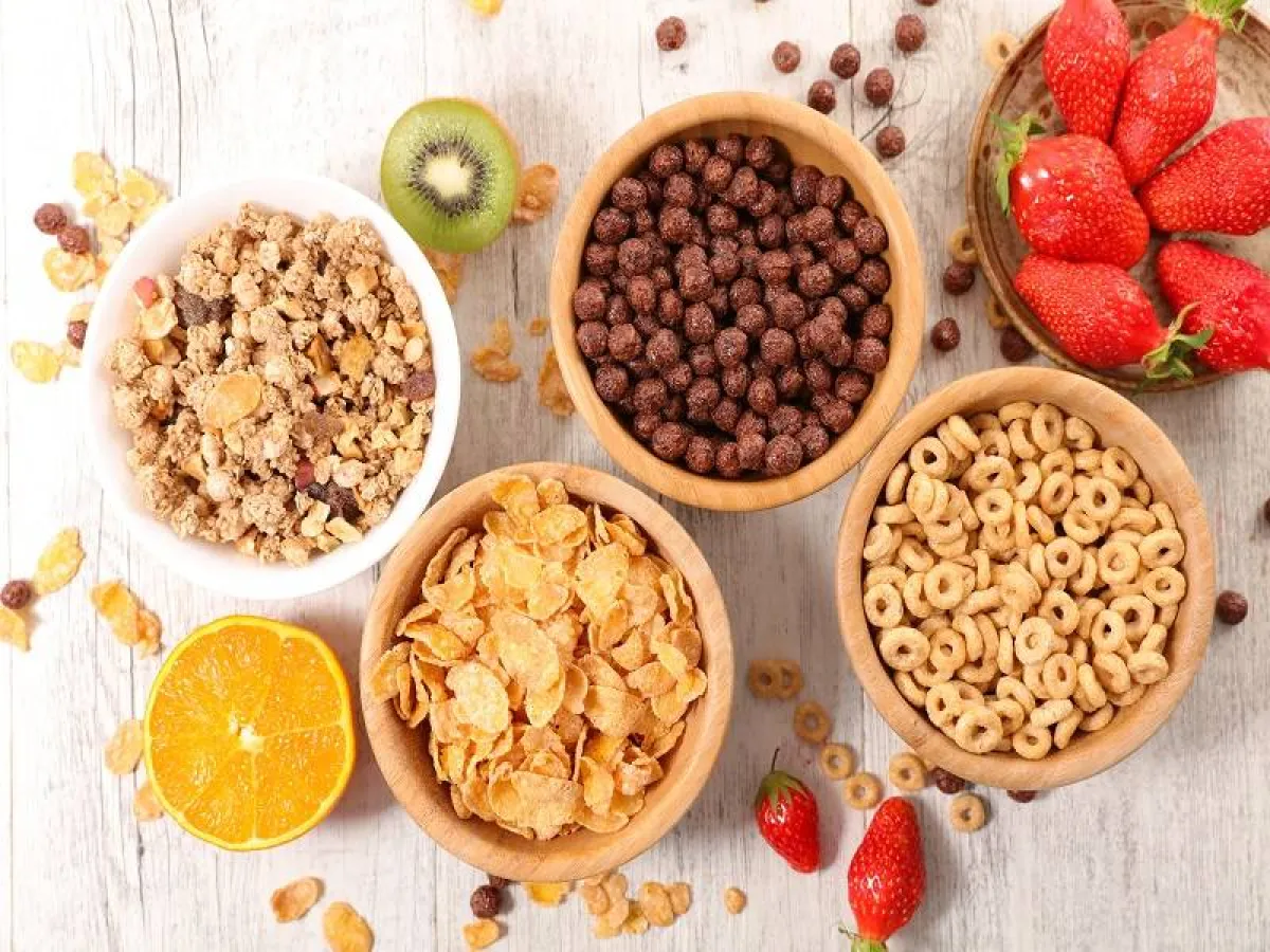 تشمل الأطعمة المدعمة بفيتامين B12 عادةً حليب النباتات ومنتجات الصويا وحبوب الإفطار والخميرة الغذائية