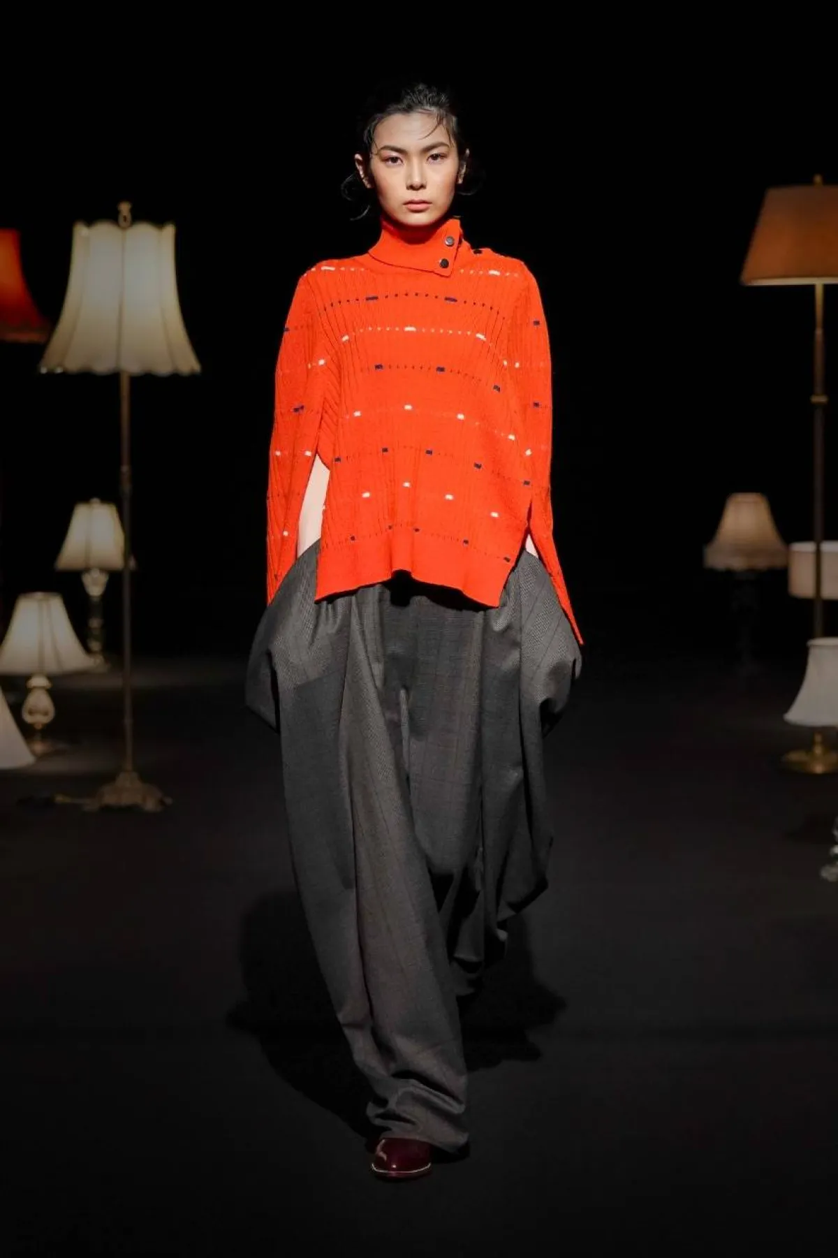 بلوفر باللون البرتقالي من سابورت سيرفيس «Support Surface»