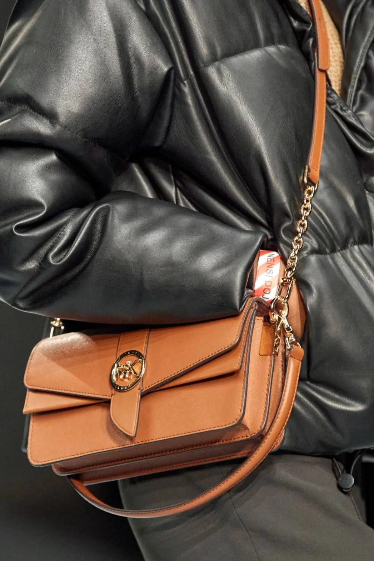 حقيبة كتف باللون البني من نانسي دوجوكا «Nensi Dojaka»