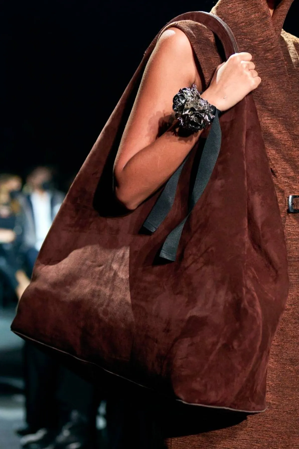 حقيبة كتف باللون البني من براندون ماكسويل «Brandon Maxwell»