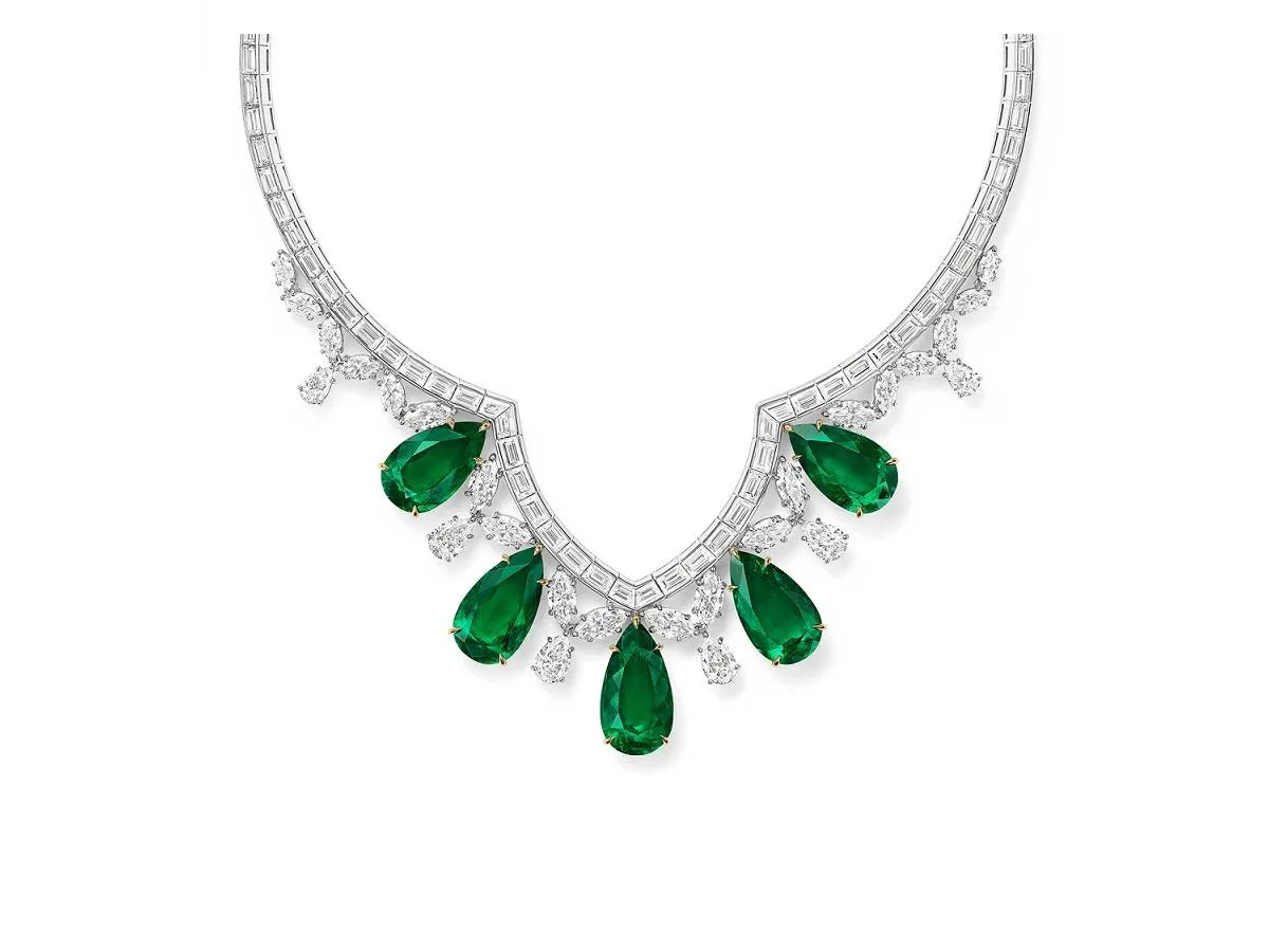 قلادات مرصوفة بالزمرد والألماس لإطلالة فاخرة لعروس 2022