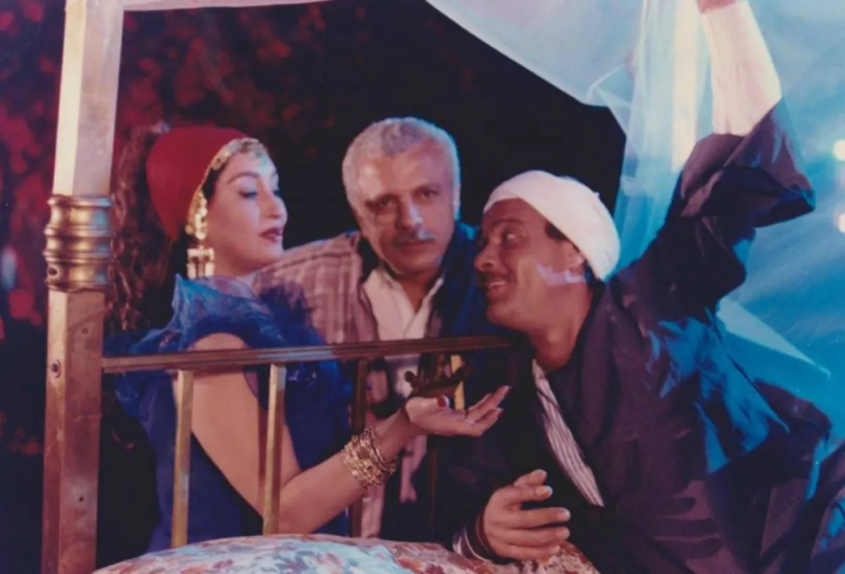 عبد اللطيف زكي يتوسط فاروق الفيشاوي وفاتن فريد من كواليس فيلم الخطيئة السابعة - الصورة من صفحة فاتن فريد على الفيس بوك