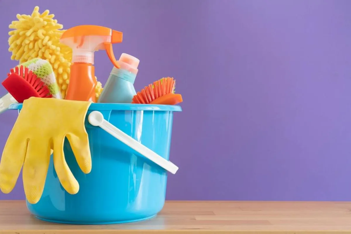 أدوات مستخدمة في تنظيف المنزل