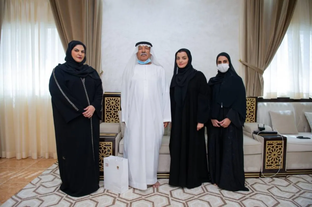 المعاشات الإماراتية تكرم كبار المواطنين المتقاعدين احتفاء باليوم العالمي لكبار السن. الصورة من "وام"