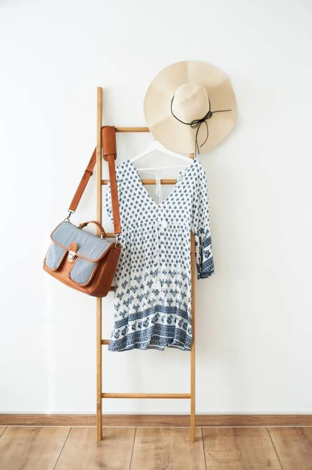 السلّم الخشبي لحمل الحاجيات في غرفة النوم