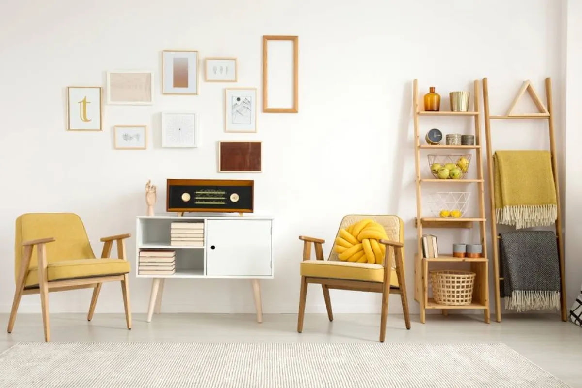 السلّم الخشبي لحمل الأشياء في غرفة الجلوس