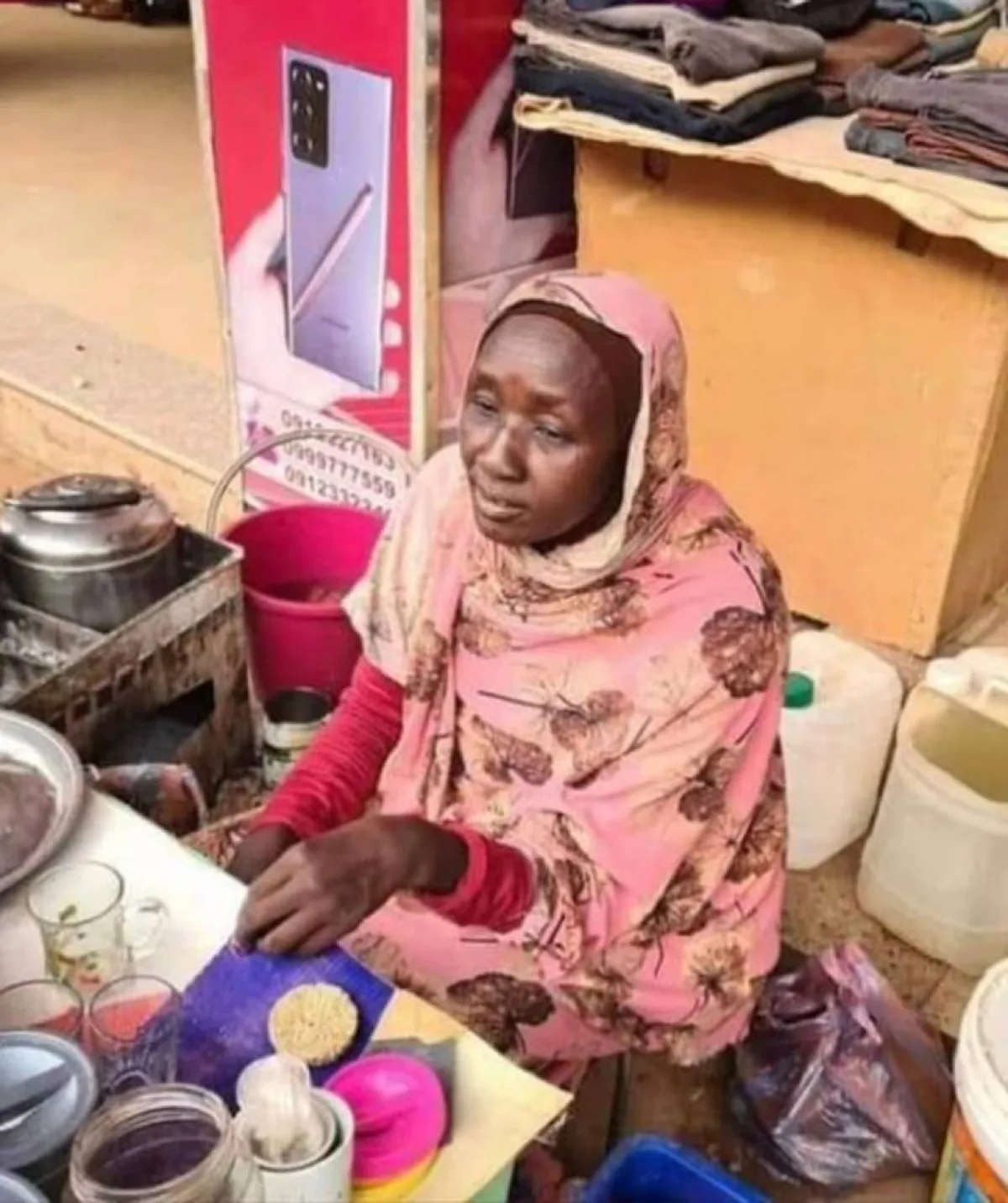 بائعة شاي" تشغل السودانيين وصورتها تنتشر.. هذه قصتها