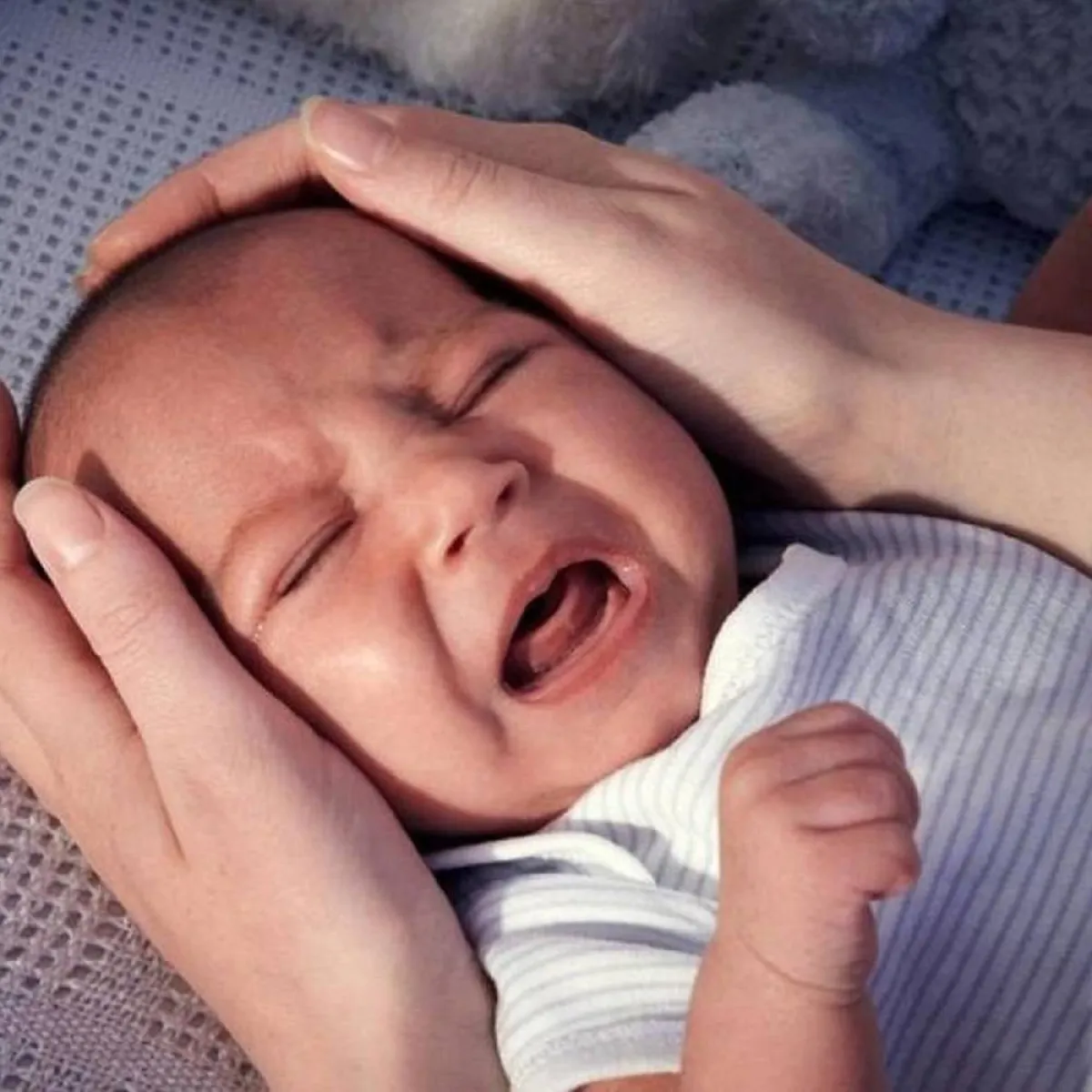 صورة لطفل يبكي