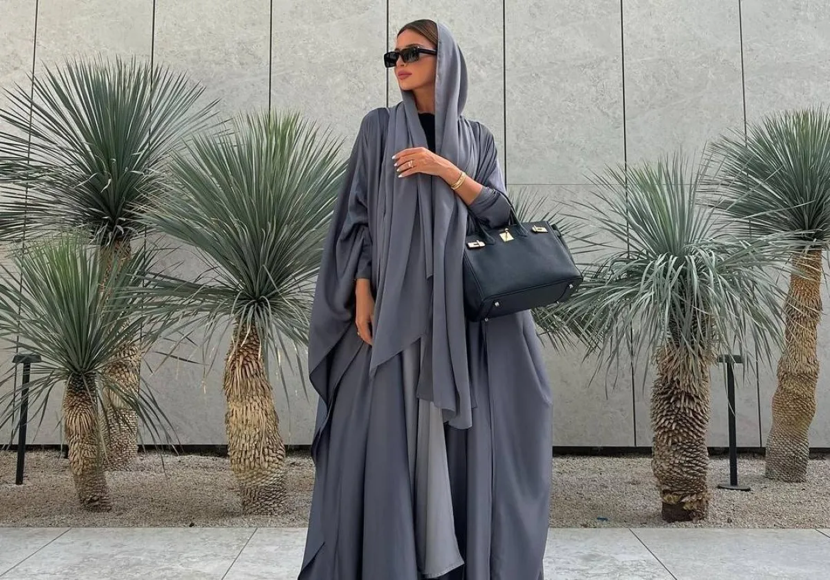 العباية الرمادية من فاطمة حسام