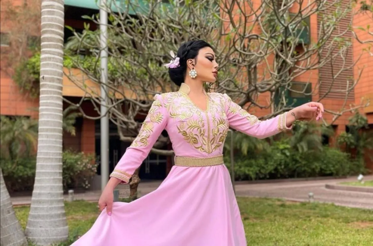 إطلالات النجمات باللون الزهري