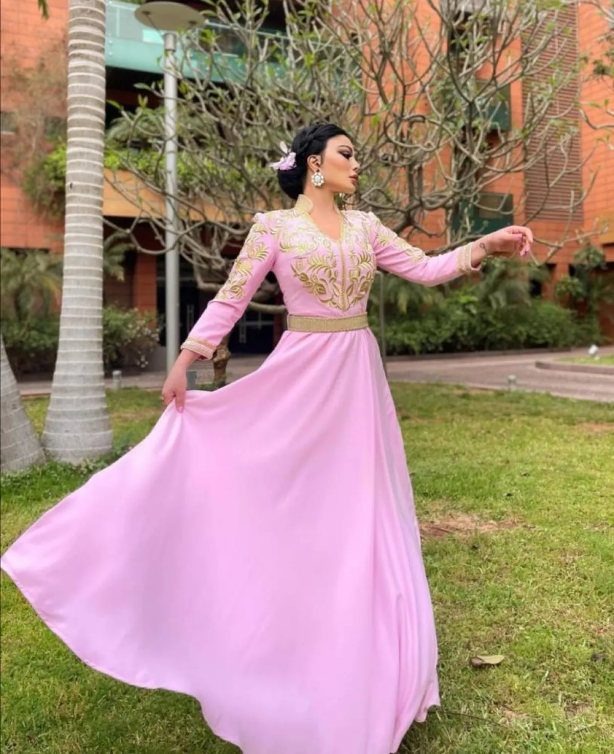 إطلالات النجمات باللون الزهري