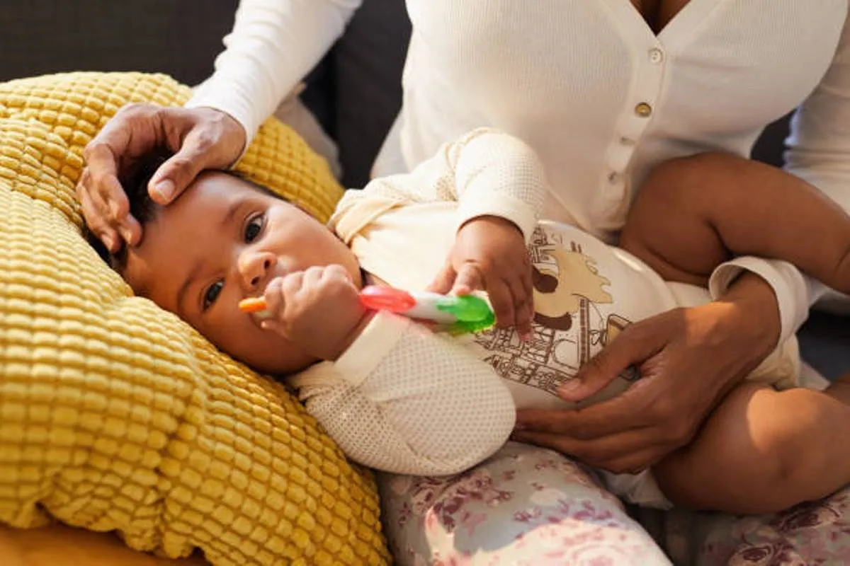 صورة لرضيع يعاني من تهيج اللثة بسبب بداية التسنين المبكر