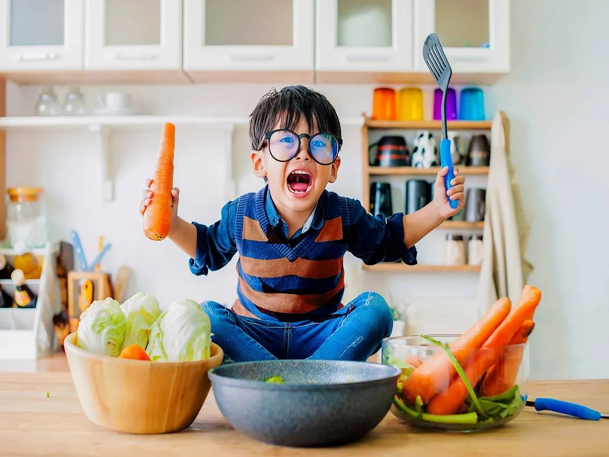 صورة لطفل غاضب بالمطبخ