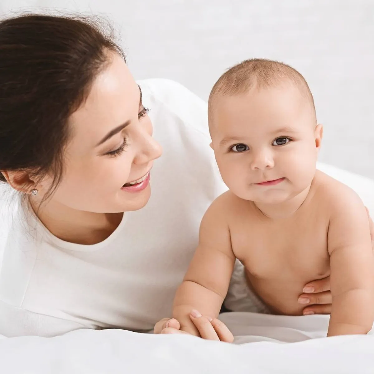 صورة لرضيع وأمه