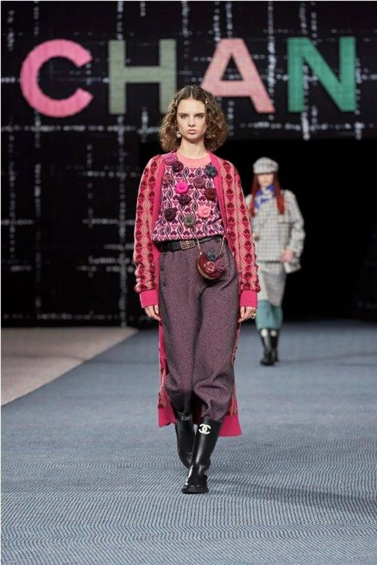 كنزة مطبّعة بالورود لخريف 2022 من شانيل Chanel