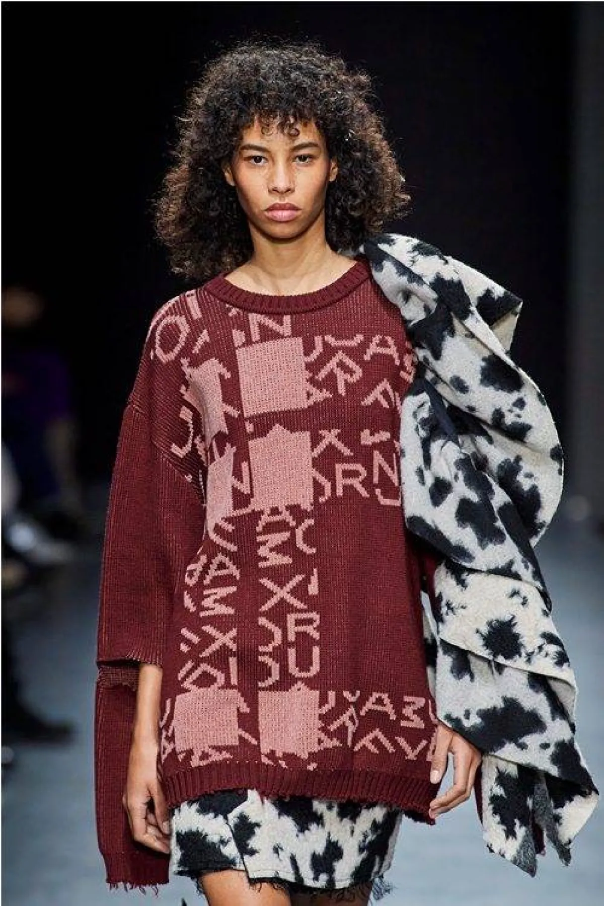 كنزة مطبّعة من ألكساندرا مورا Alexandra Moura