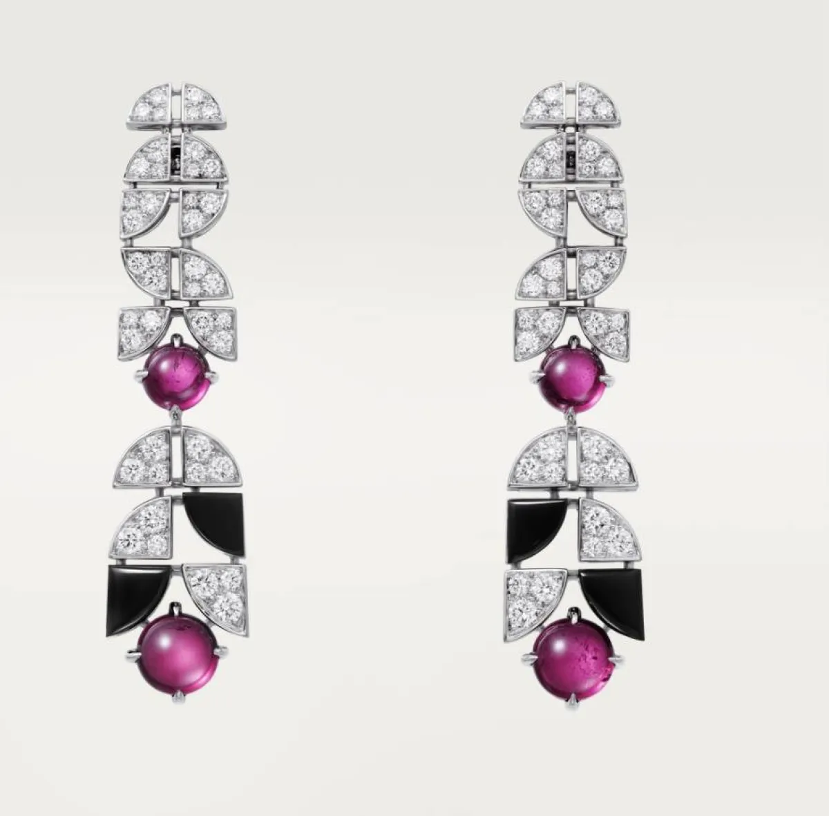 أقراط من مجموعة بوتيه دو موند لدار كارتييه Cartier