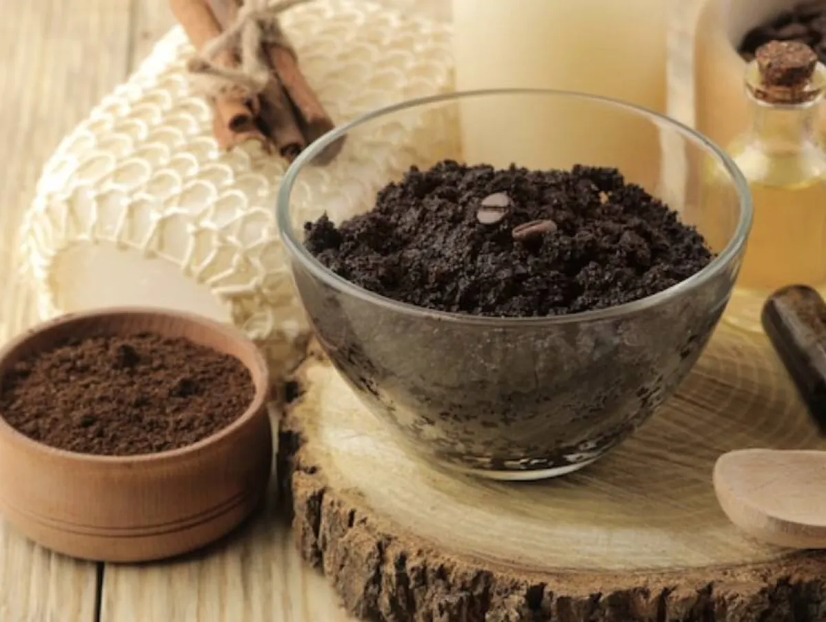 سكراب القهوة وزيت جوز الهند لتفتيح الجسم