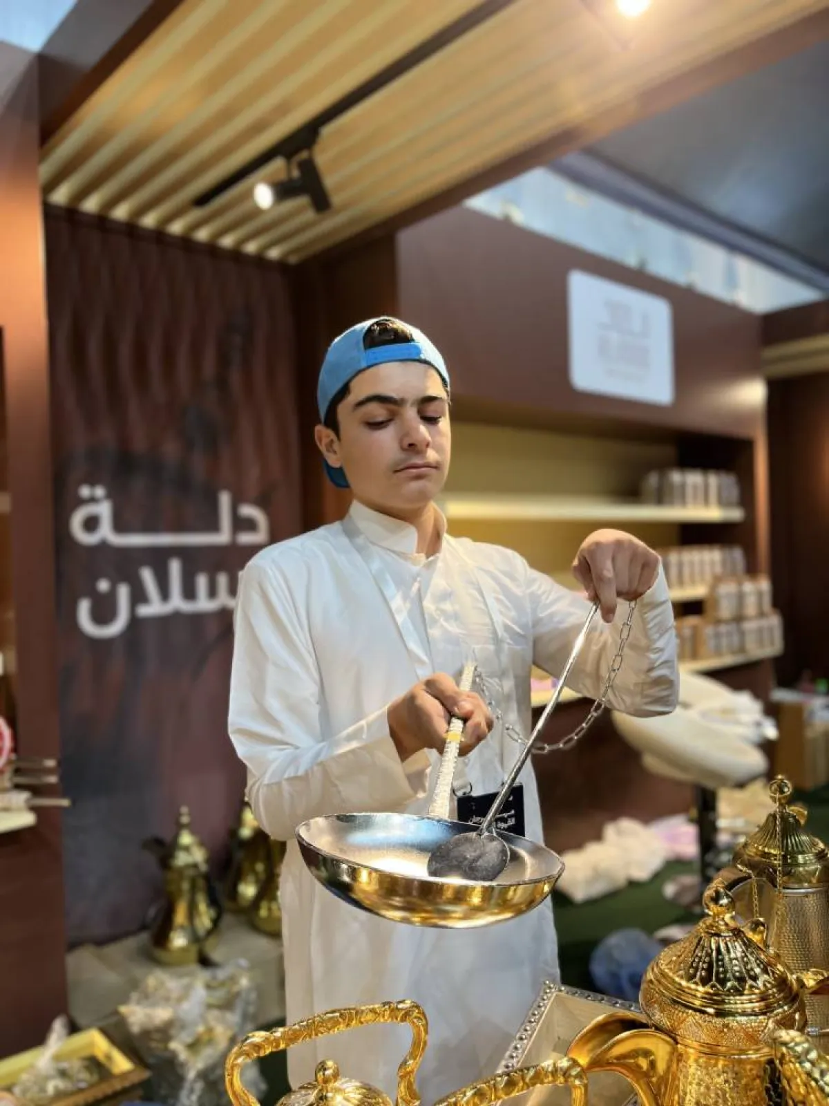 محمود يستعرض اداة المحماس لحمس القهوة السعودية - 