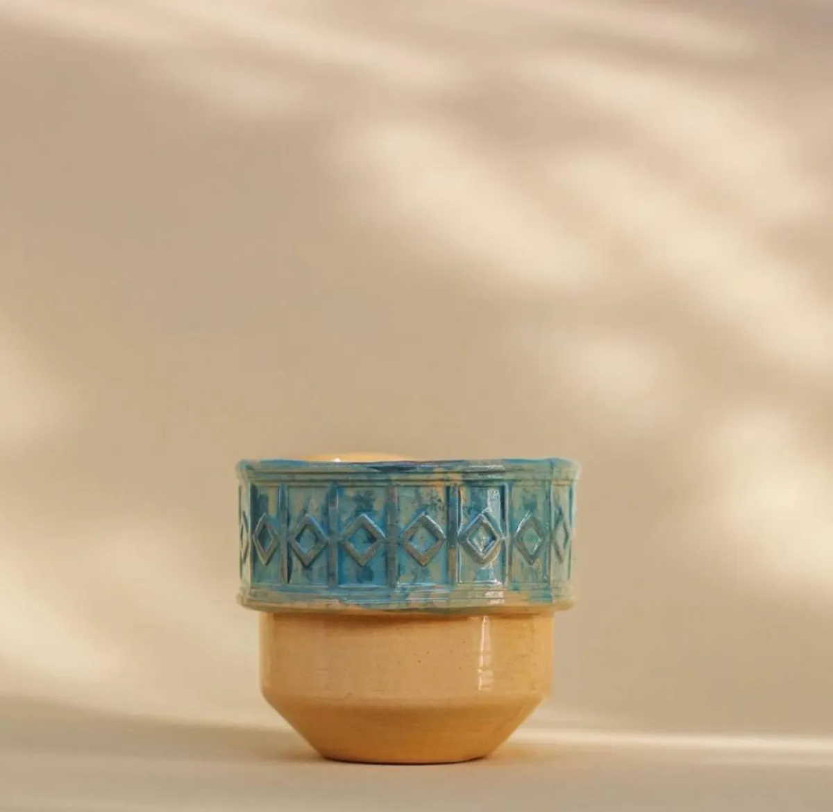 كوب بلد من مجموعة عبق - الصورة من حساب عبق على الانستجرام