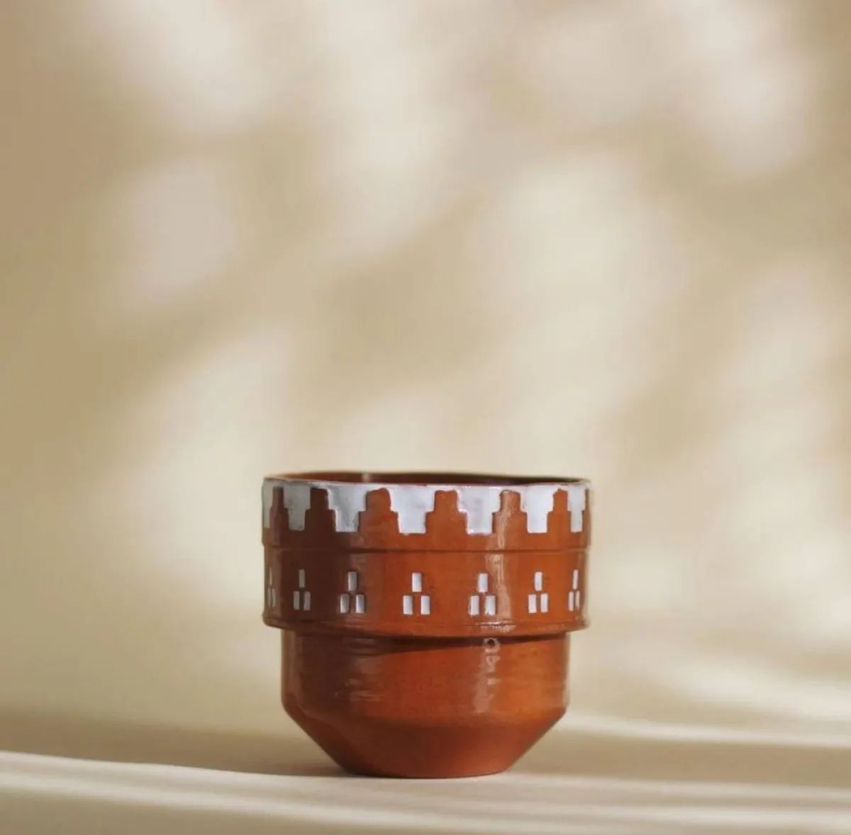 كوب مصمك من مجموعة عبق - الصورة من حساب عبق على الانستجرام