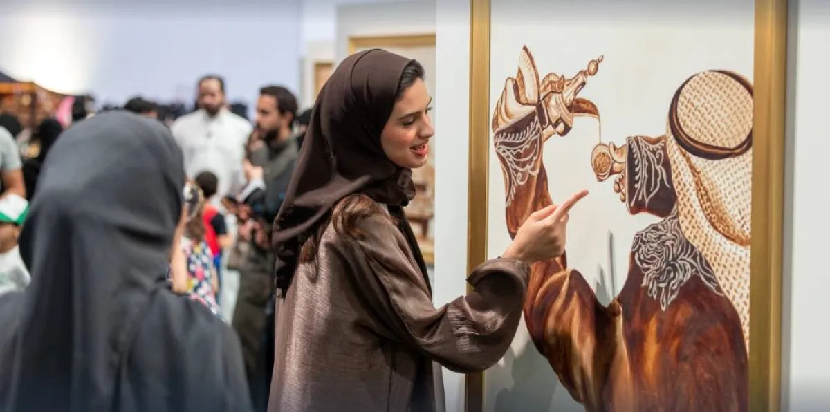 تفاعل الزوار مع لوحات القهوة السعودية - الصورة من حساب الفعاليات الثقافية على تويتر