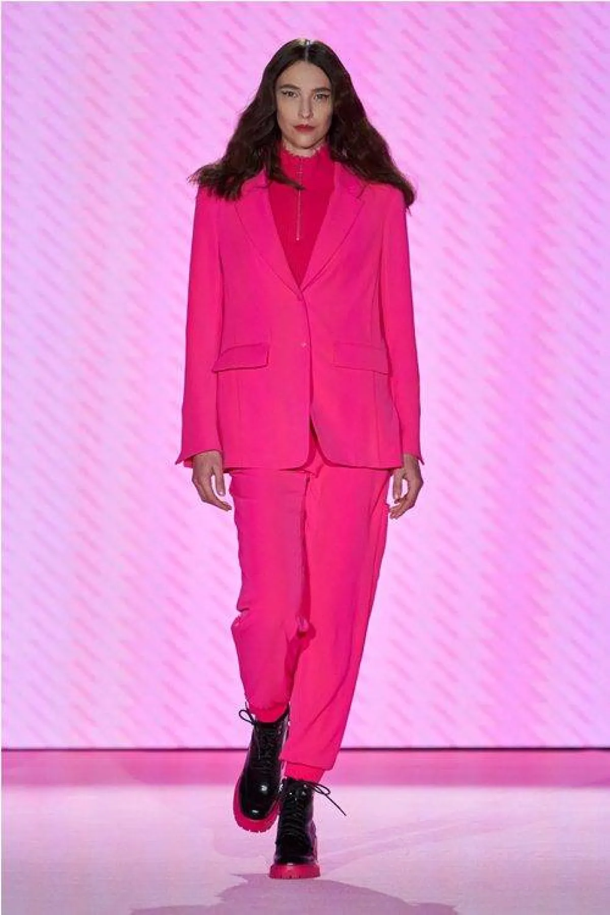 بدلة باللون الزهري الأنثوي من مارك كاين «Marc Cain»