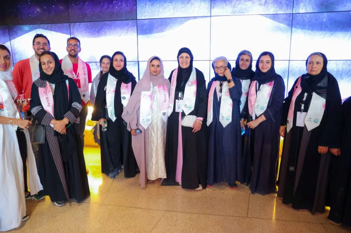 الأميرة هيفاء بنت فيصل بن عبدالعزيز رئيس مجلس إدارة جمعية زهرة لسرطان ، والمشاركات في  المسيرة