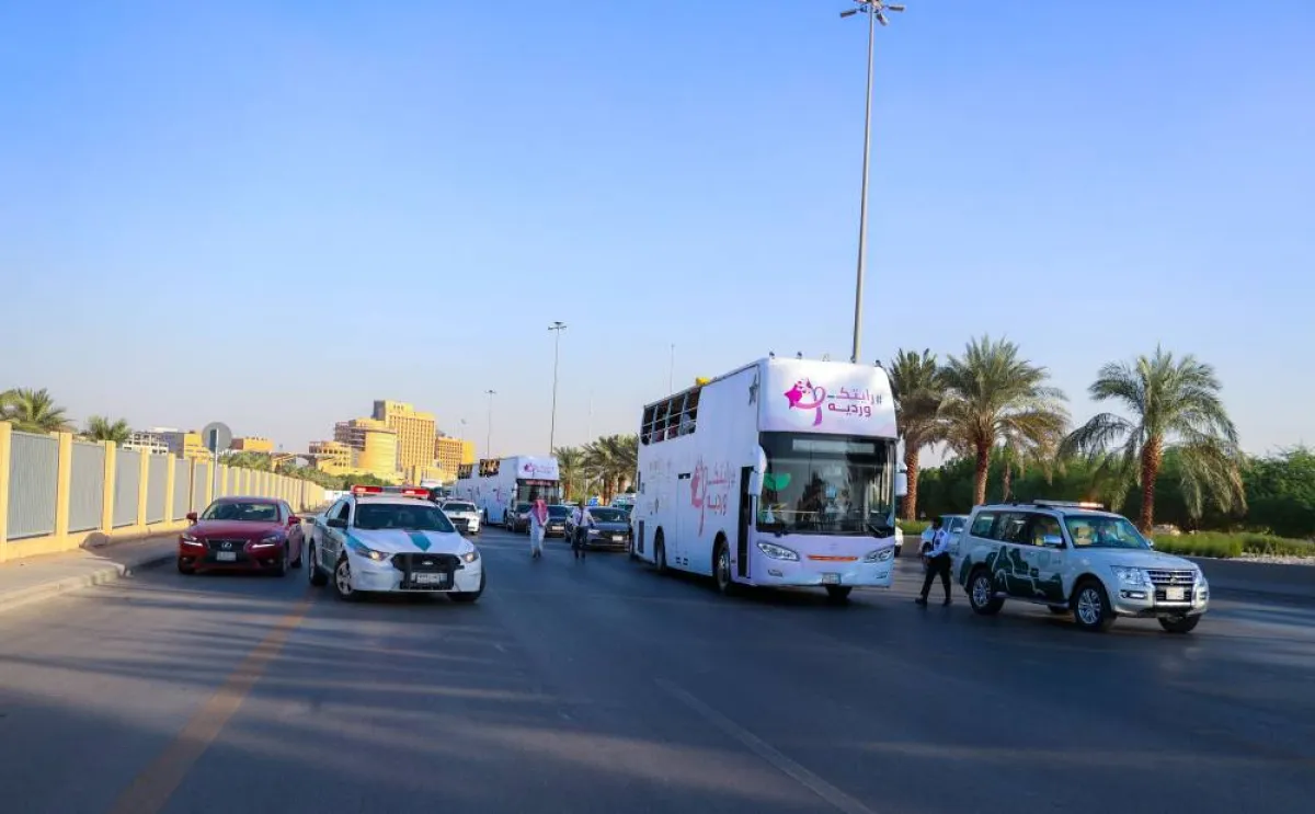 مسيرة زهرة لسرطان الثدي من مواقف جامعة الملك سعود لبوابة الدراعية 