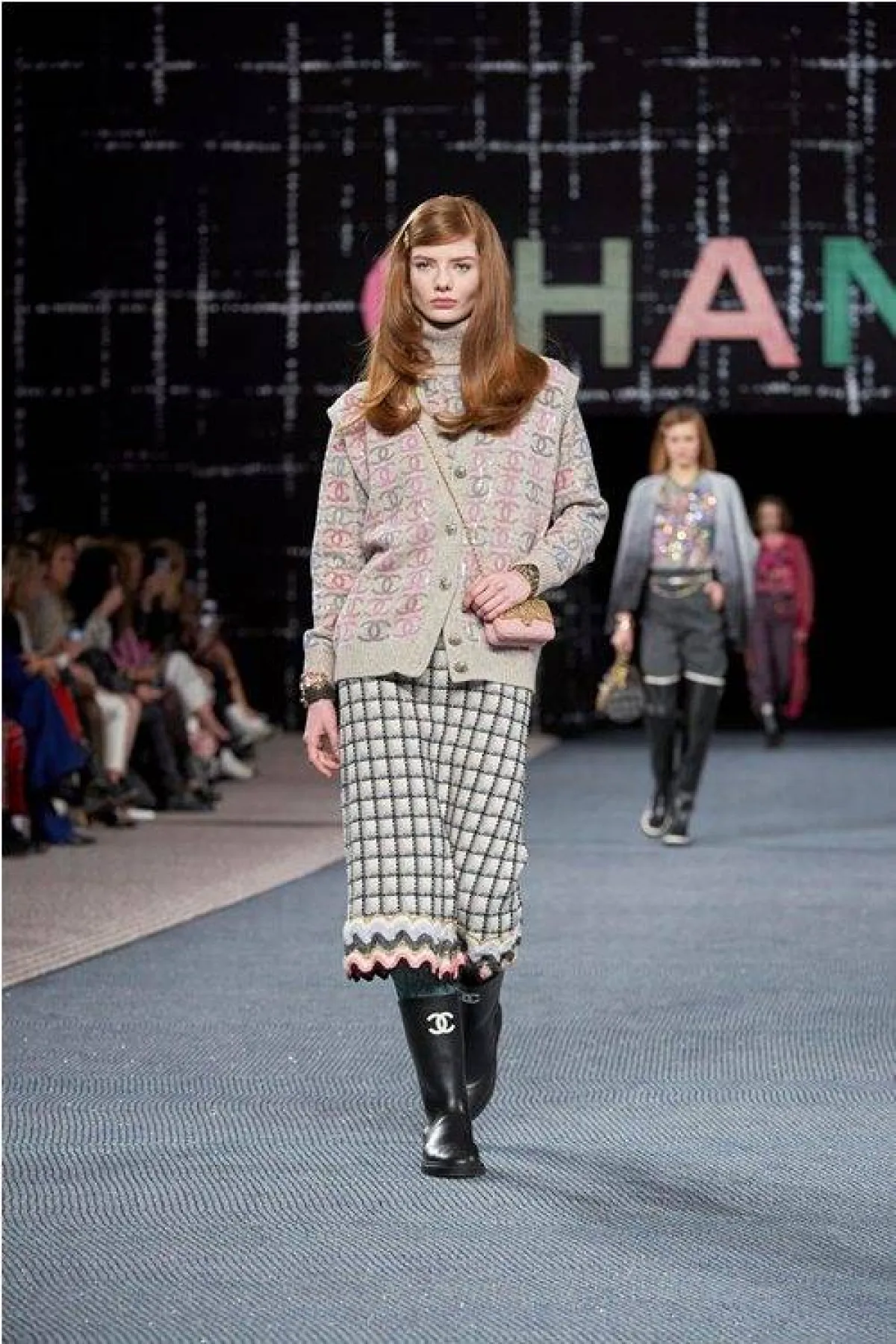 تنسيق التنورة الترتان من شانيل Chanel